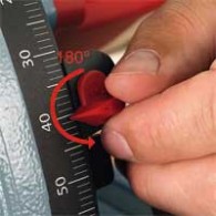 Avec ou sans règle de guidage – la bonne profondeur de coupe sera toujours visible en tournant simplement l‘indicateur de coupe.