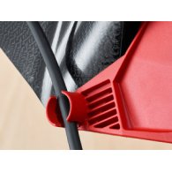 Le câble d’alimentation se fixe au carter. Pour un travail sûr et confortable à main levée et avec la scie inclinée.