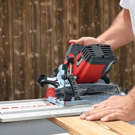 Grâce à la graduation angulaire de grande dimension, des coupes en onglet parfaitement ajustées peuvent être réalisées.