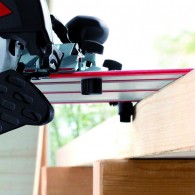 La goupille d’arrêt fixe et la butée réglable permettent que le système puisse être utilisé pour des coupes d’angle de +50° à -6